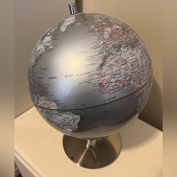 Silver terrestrial globe
30x40 cm
"C" BASE 12" SILVER GLOBE - Picture 3 of 3